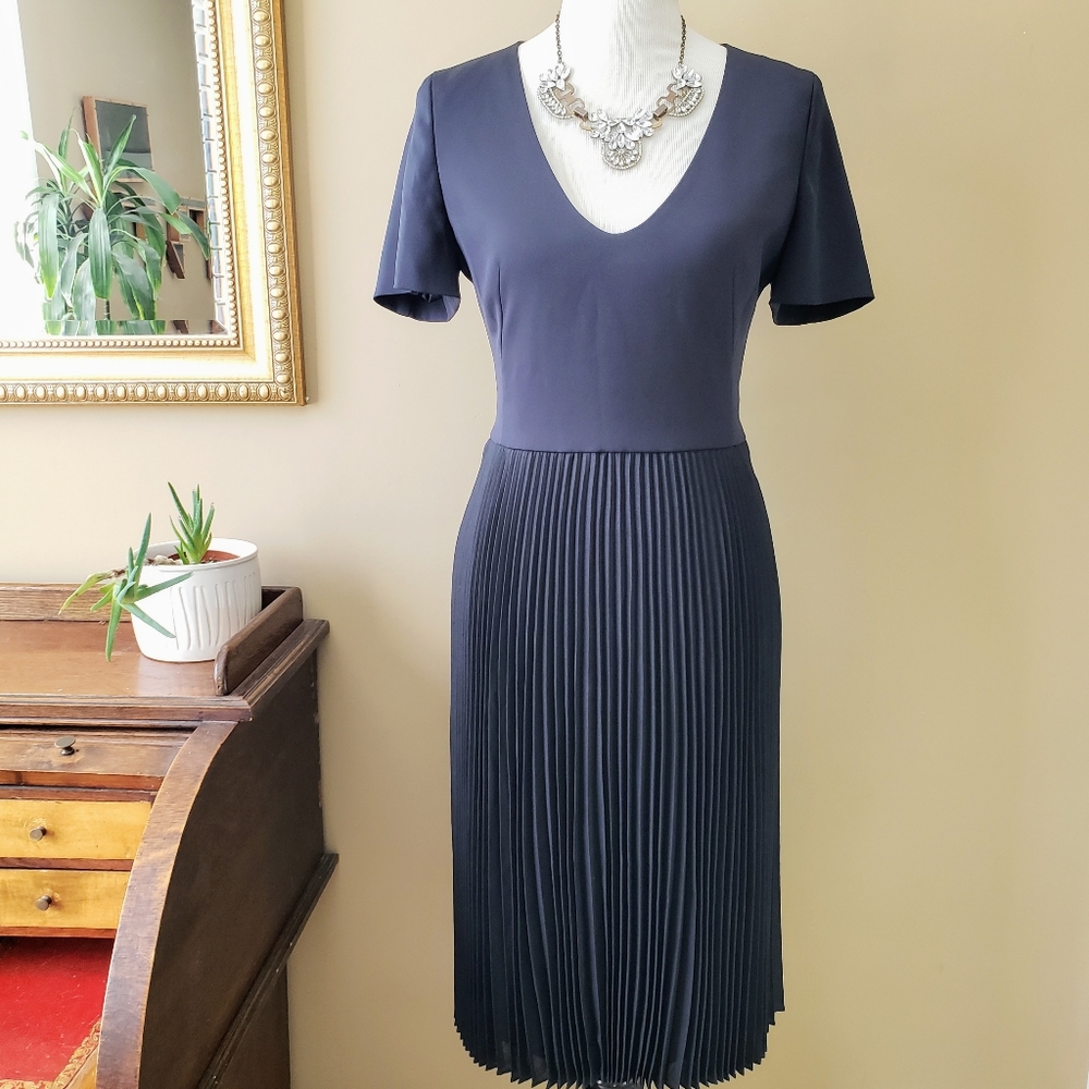 Akris Mulberry Silk Wool Short Sleeve Pleated Cocktail Dress Size 8 Navy Blue